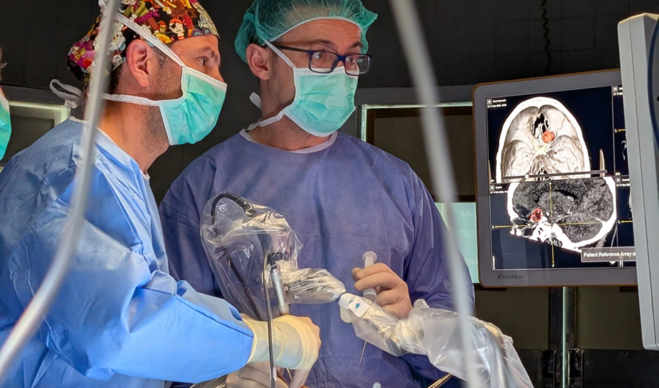 el-hospital-virgen-del-rocio-impulsa-una-cirugia-sin-abrir-el-craneo-para-tumores-cerebrales-a-traves-del-ojo