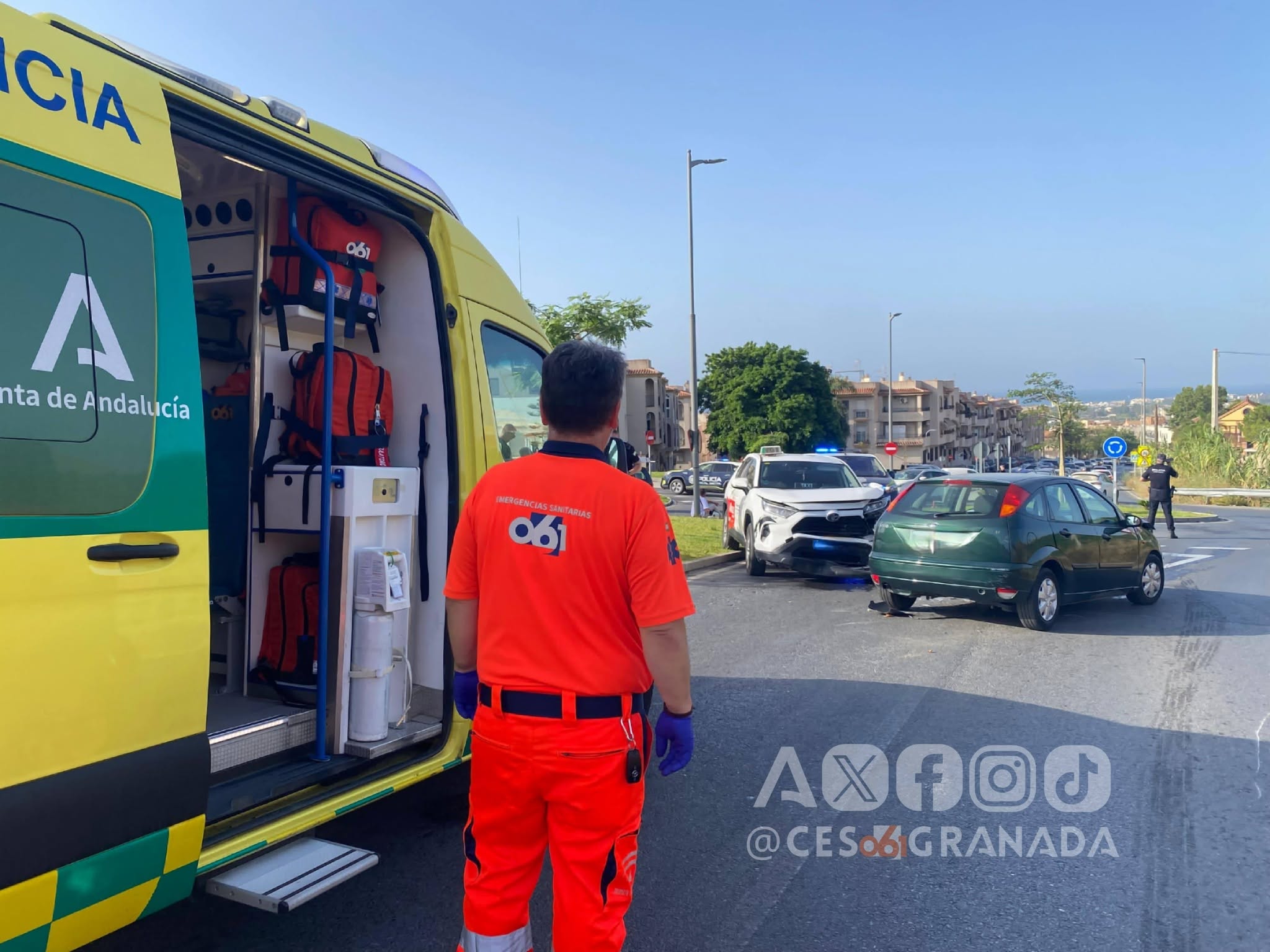 motril-una-mujer-de-67-anos-grave-tras-un-aparatoso-accidente-con-dos-coches-y-una-motocicleta