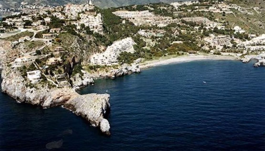 banderas-negras-de-ecologistas-en-accion-la-playa-de-la-charca-salobrena-por-vertidos-y-en-la-playa-de-los-berengueles-almunecar-por-urbanizacion-del-litoral