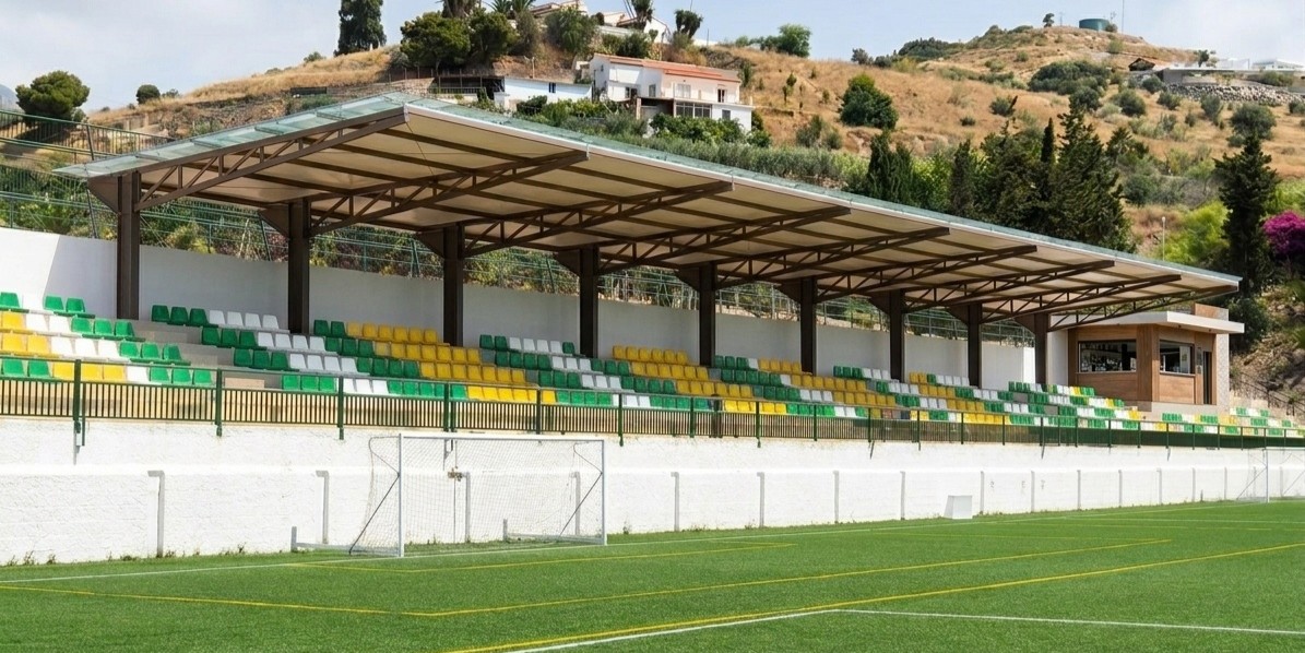 almunecar-el-psoe-propone-una-techumbre-bioclimatica-para-combatir-el-calor-extremo-en-el-estadio-de-las-tejas-de-la-herradura