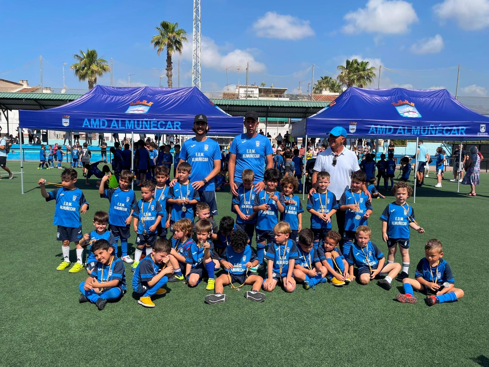 la-pasion-por-el-futbol-sigue-creciendo-en-almunecar-180-alumnos-cierran-el-curso-con-medallas