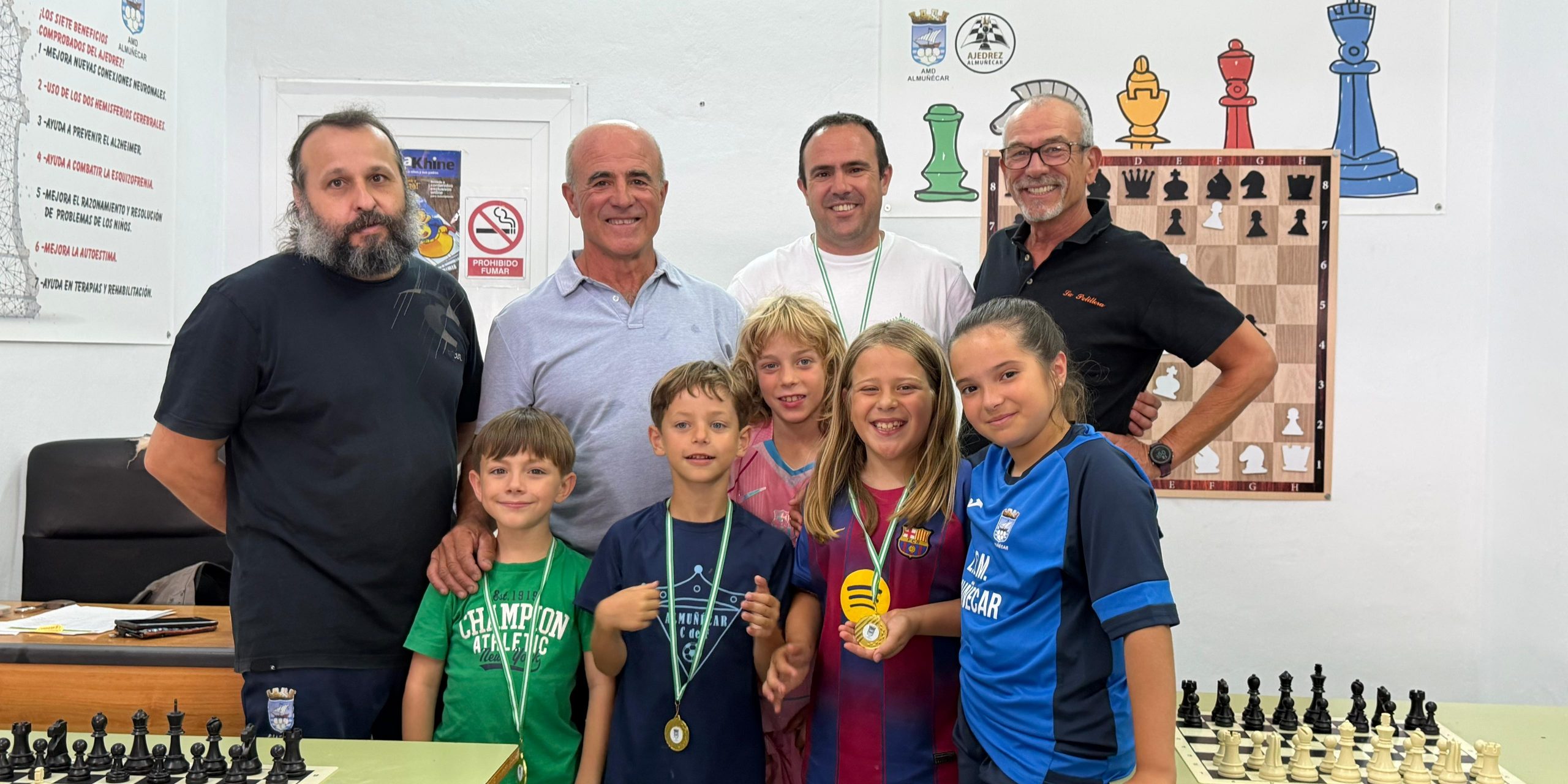 mas-de-una-veintena-de-jovenes-ajedrecistas-reciben-sus-medallas-al-finalizar-el-curso-en-almunecar