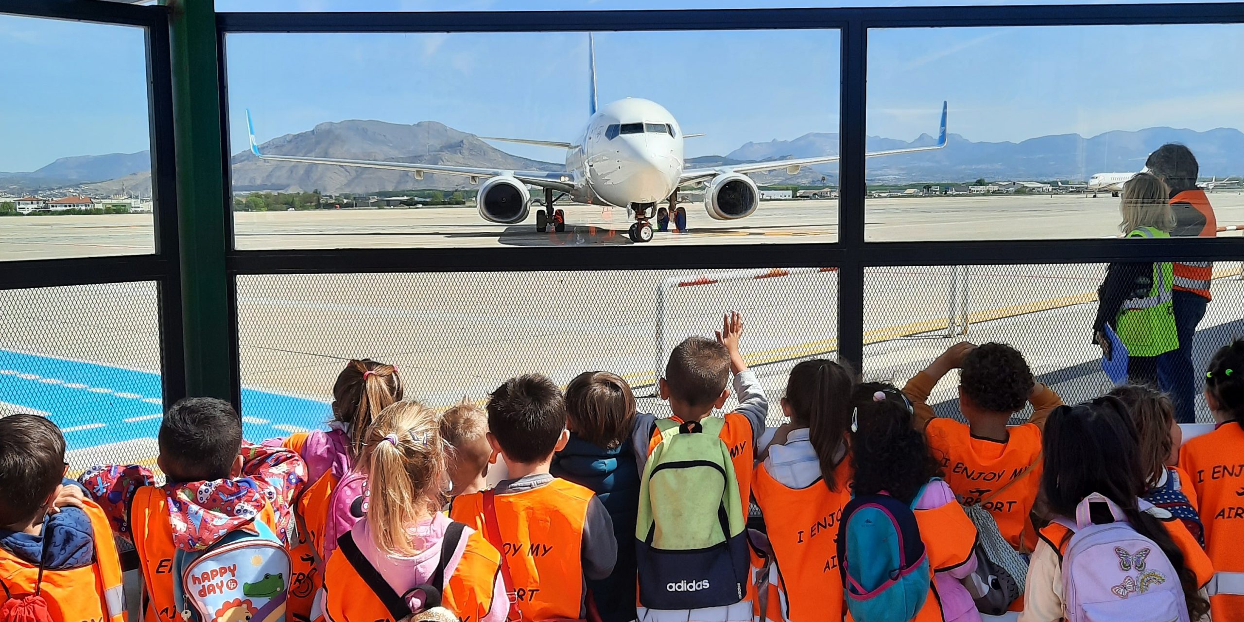 mas-de-1-400-escolares-de-granada-y-jaen-descubren-desde-dentro-el-aeropuerto-federico-garcia-lorca