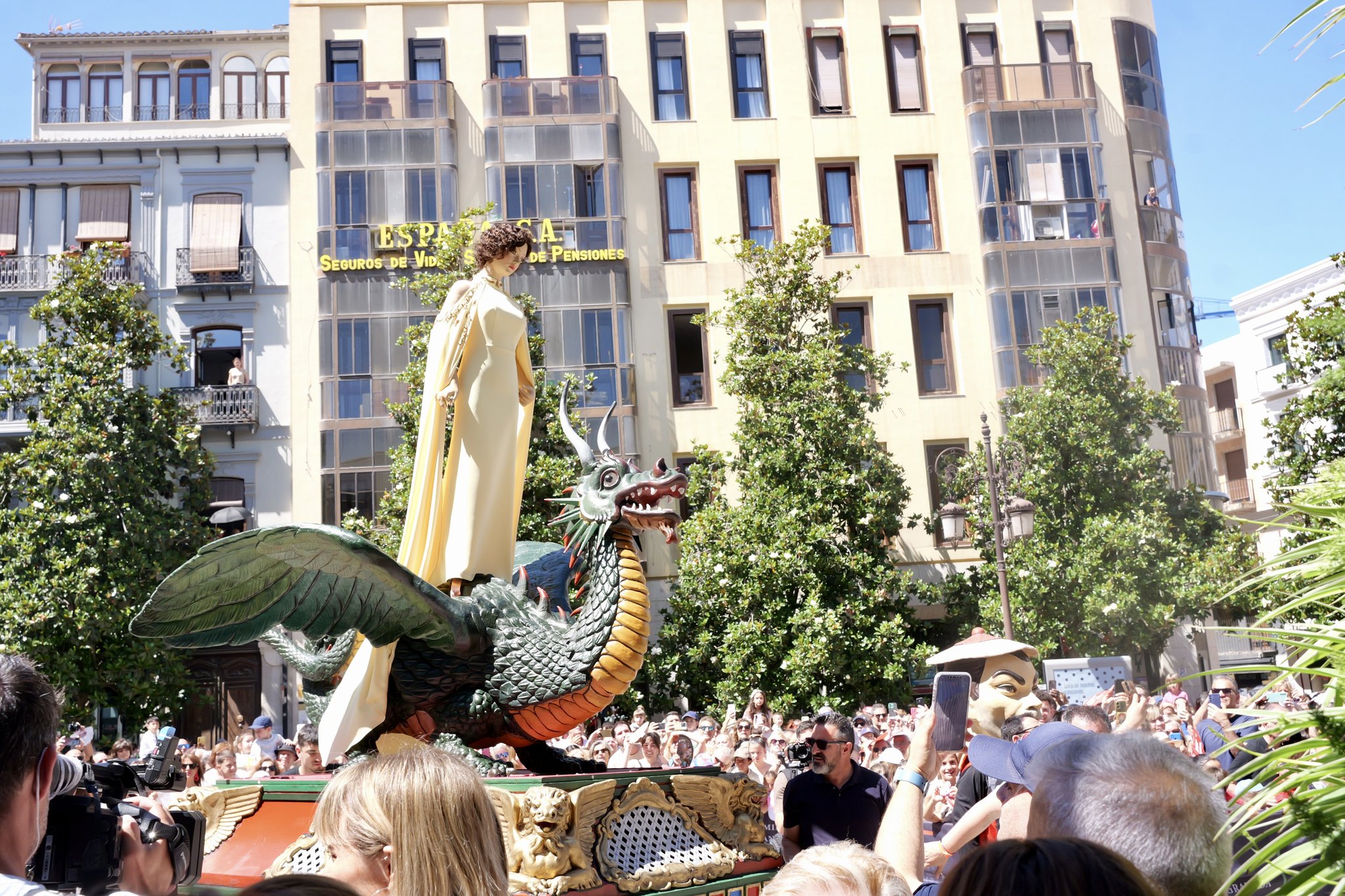 el-dragon-vuelve-a-reinar-la-tarasca-llena-de-vida-y-color-las-calles-de-granada