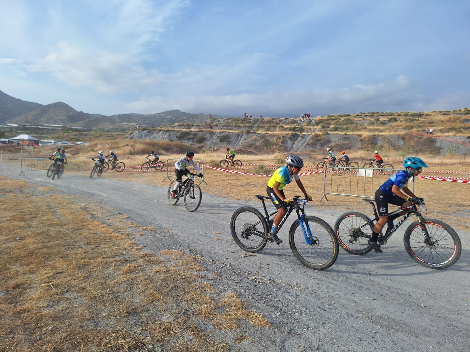 la-pasion-por-el-btt-toma-la-antigua-base-militar-de-motril-en-una-exitosa-primera-edicion-del-xco
