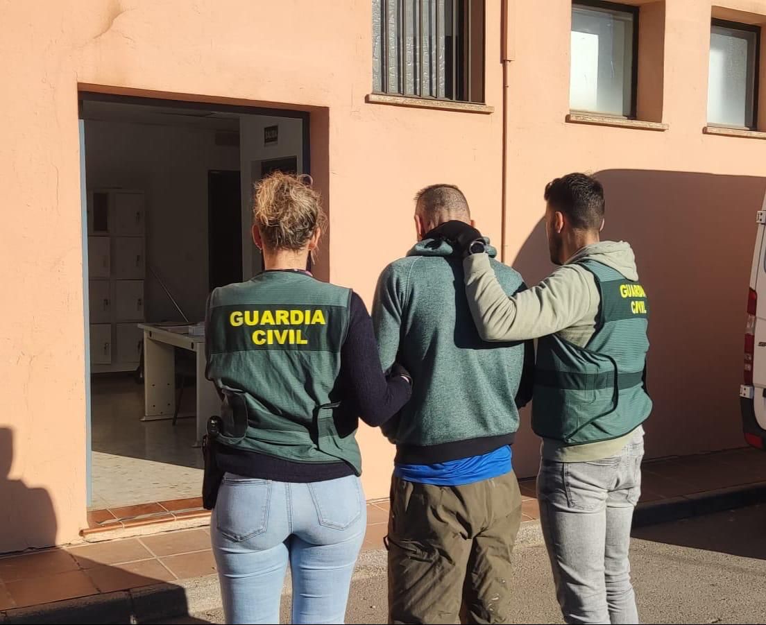 la-abrazo-para-robarle-la-cadena-del-cuello-y-huir-detenida-junto-a-su-complice-en-granada