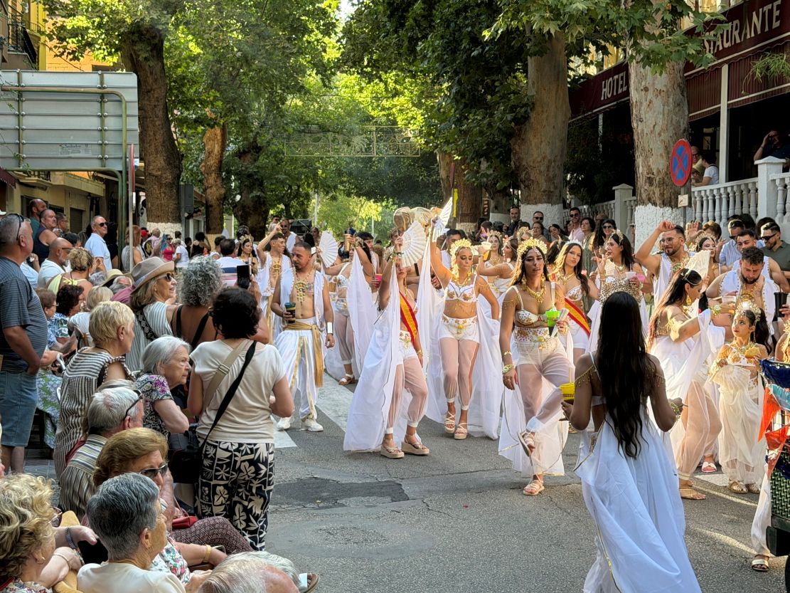 lanjaron-la-publica-reune-a-cerca-de-un-millar-de-participantes-en-una-explosion-de-color-y-musica-durante-las-fiestas-del-agua-y-del-jamon