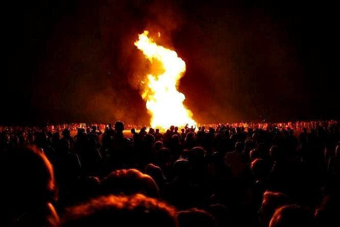 gualchos-castell-de-ferro-regula-las-hogueras-de-san-juan-y-presenta-san-juan-arde-una-obra-colectiva-con-fuego-arte-y-participativo