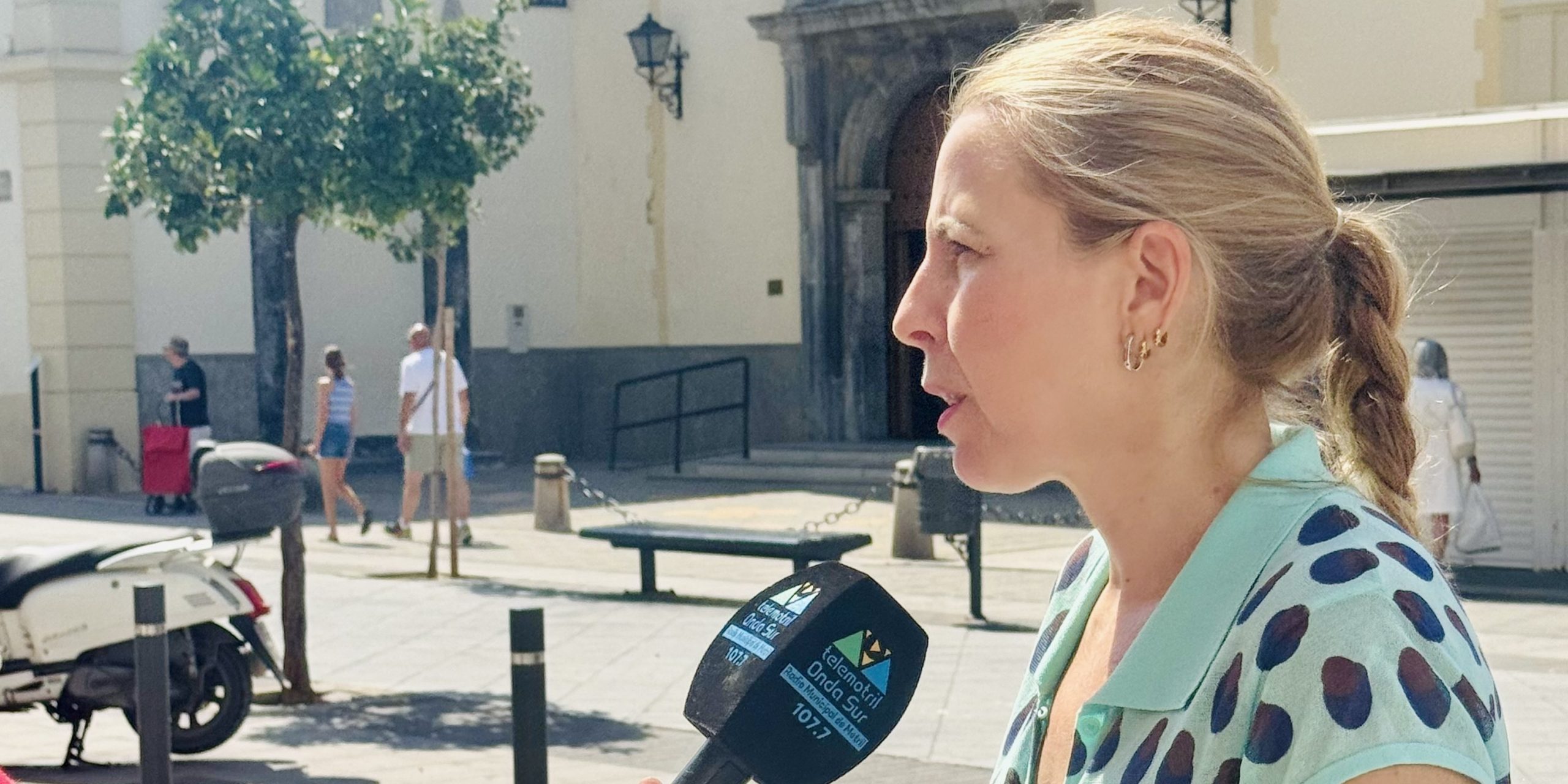 motril-iu-carga-contra-la-instalacion-por-sorpresa-de-bolardos-en-el-acceso-al-mercado-que-dificultan-la-carga-y-descarga