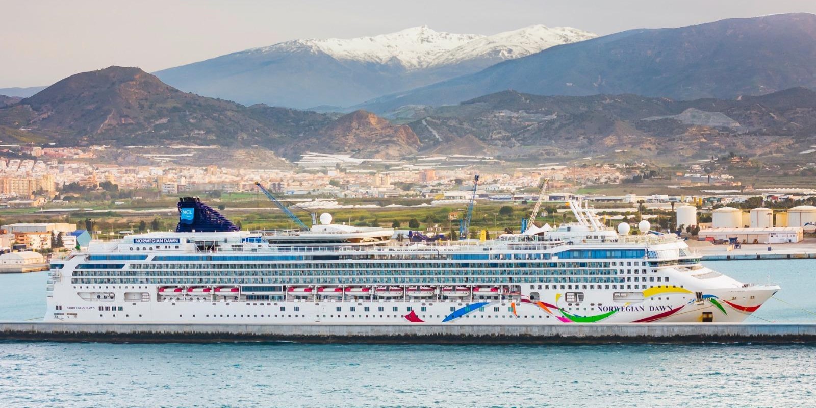 motril-recibe-al-norwegian-dawn-un-rio-de-viajeros-hacia-los-pueblos-de-la-costa-y-a-la-granada-monumental