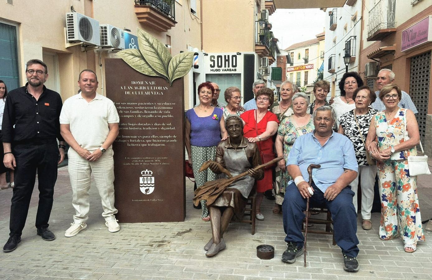 cullar-vega-inmortaliza-la-tradicion-tabaquera-con-una-escultura-de-bronce-interactiva