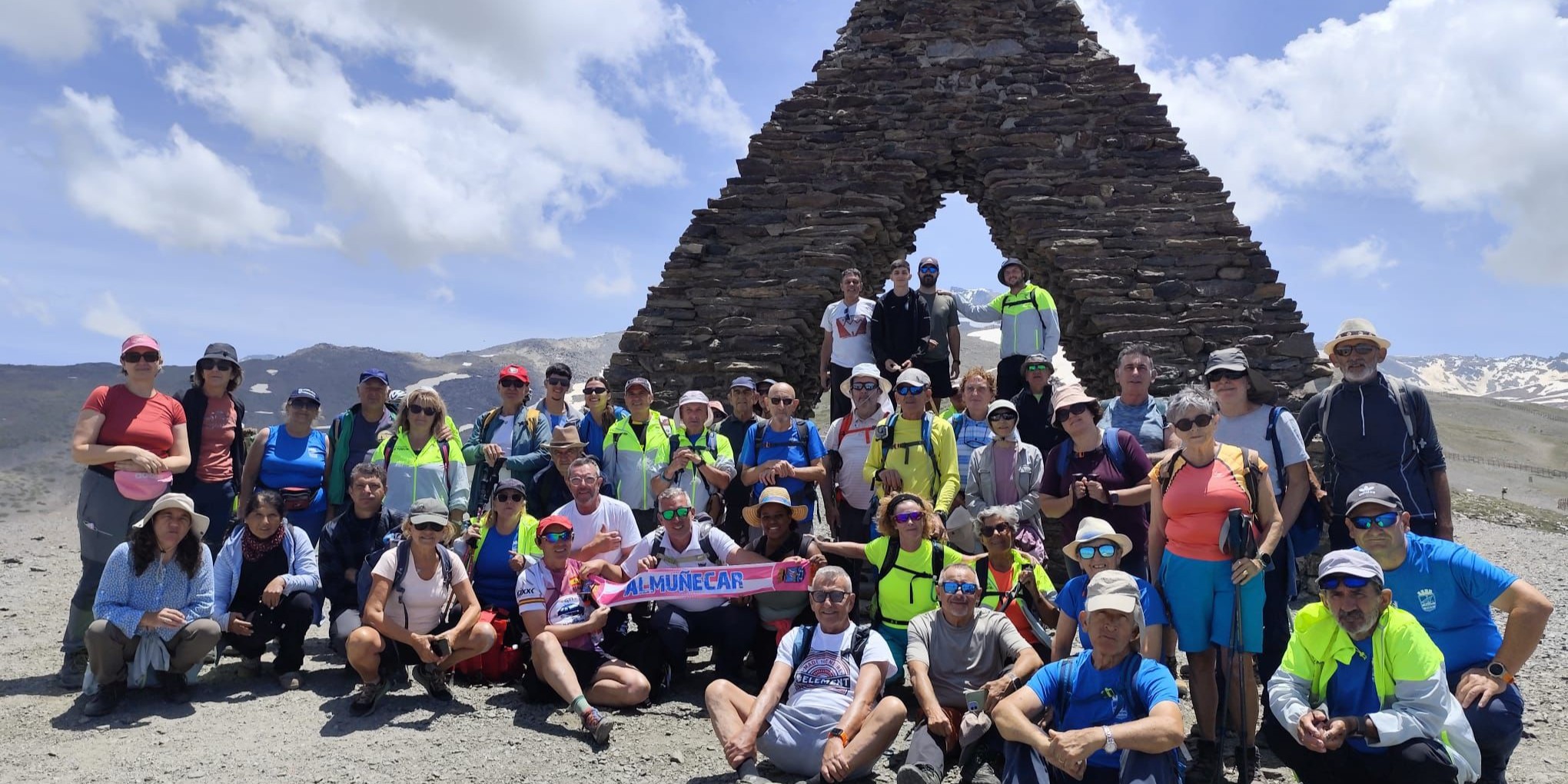 almunecar-reune-a-50-senderistas-en-una-ruta-de-14-km-por-sierra-nevada-marcada-por-el-deshielo