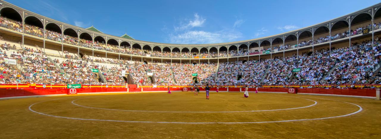 granada-la-inspiracion-de-ortega-y-el-poder-de-roca-rey-desbordan-un-palco-cicatero