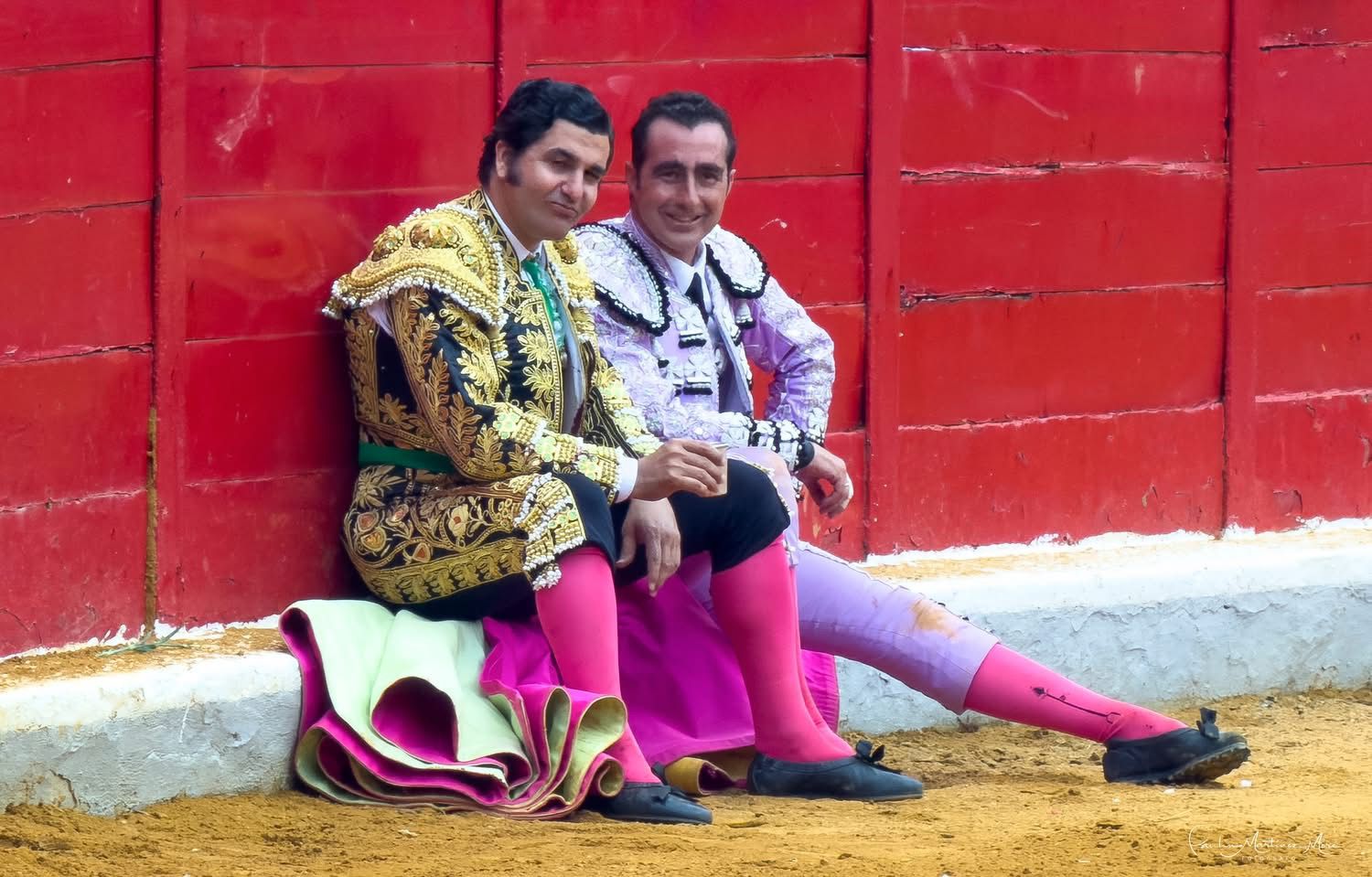 granada-festival-de-trofeos-en-el-corpus-siete-orejas-y-una-plaza-en-pie-ante-morante-el-fandi-y-aguado