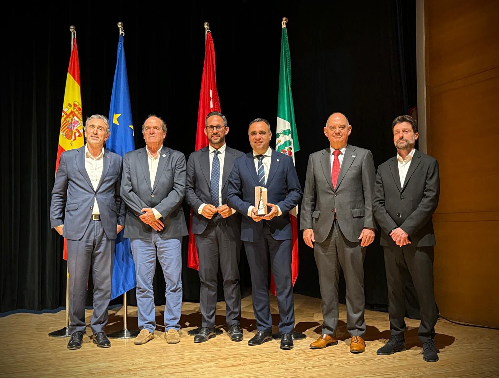 diputacion-recoge-la-escoba-de-platino-a-la-gestion-de-la-ecocentral-granada-referente-en-espana