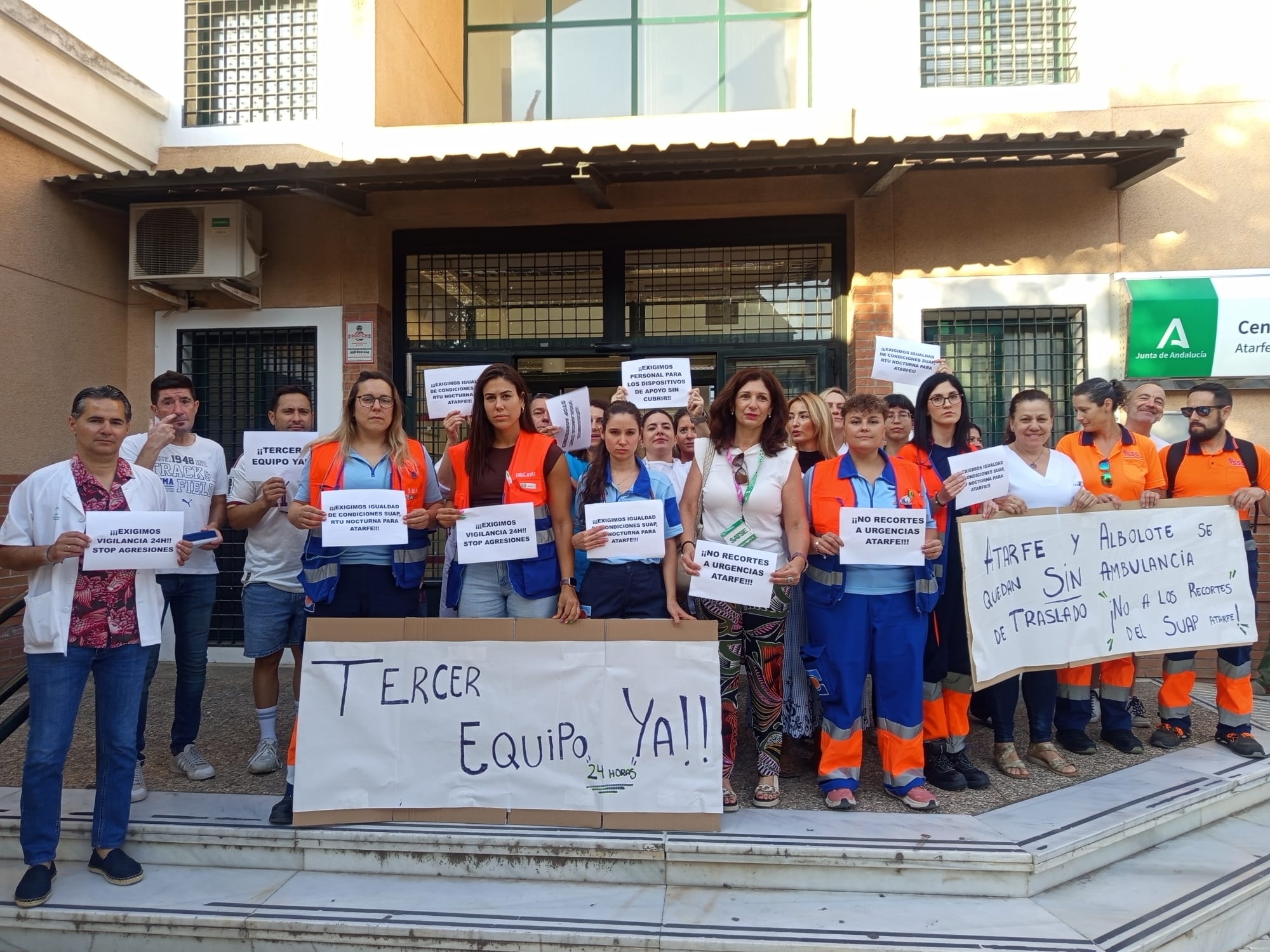 granada-sanitarios-de-atarfe-protestan-contra-la-falta-de-sustituciones-y-los-nuevos-recortes-en-urgencias