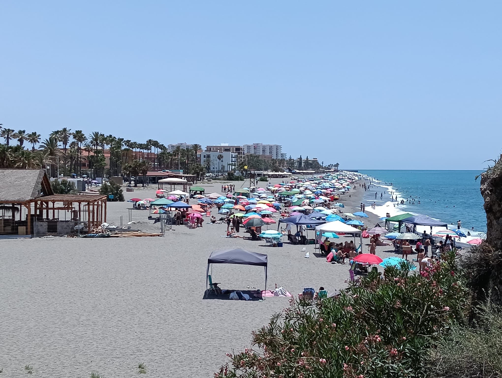 el-calor-dispara-el-exodo-a-la-costa-tropical-40-oc-en-granada-y-jaen-frente-a-los-32-34oc-en-motril-salobrena-o-almunecar