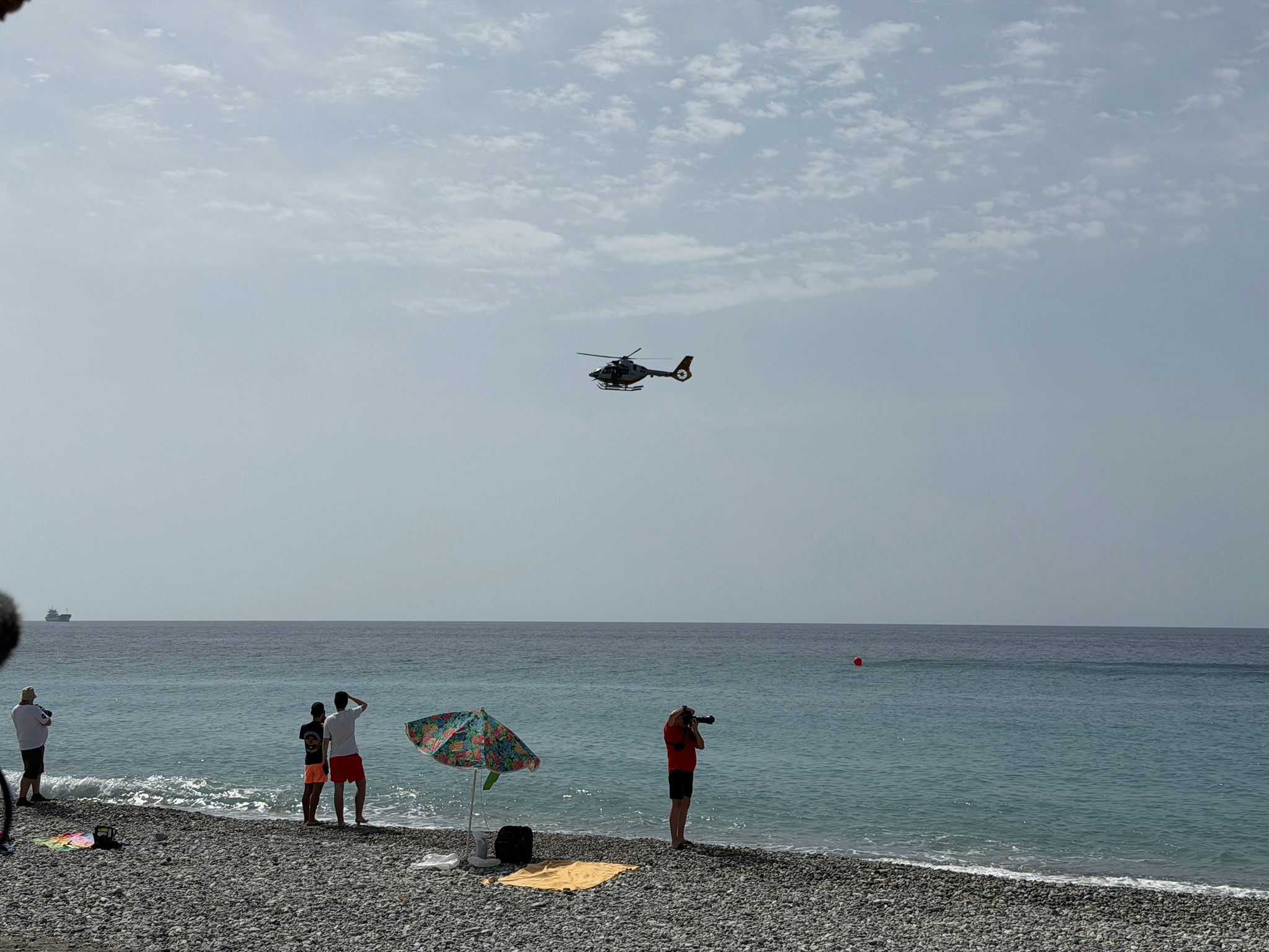 las-aeronaves-del-festival-aereo-de-motril-ya-sobrevuelan-la-playa-de-poniente