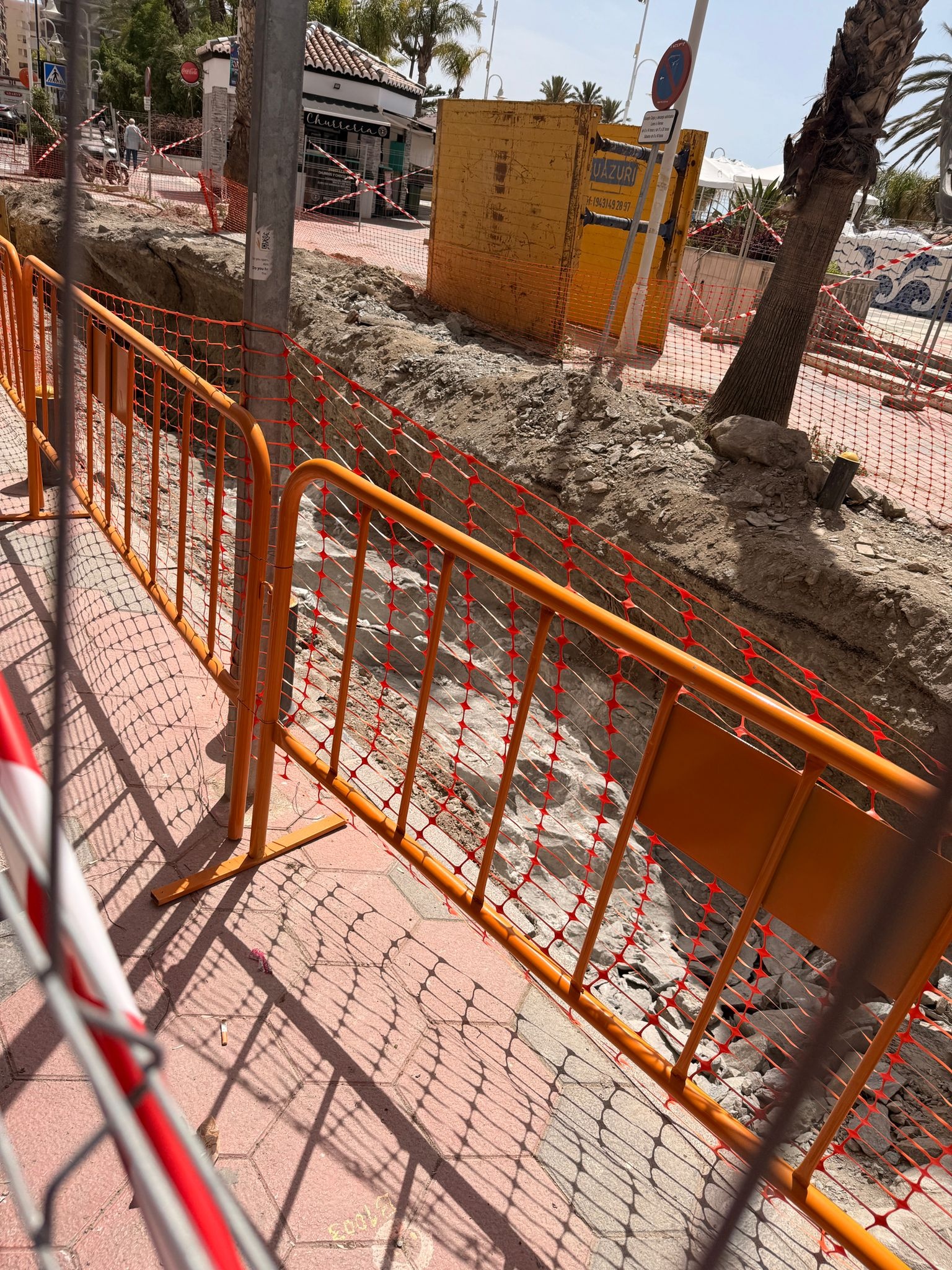 almunecar-el-psoe-denuncia-dos-semanas-de-obras-paralizadas-en-la-caletilla-y-reclama-exenciones-de-tasas-y-compensaciones-para-comerciantes-y-vecinos-afectados