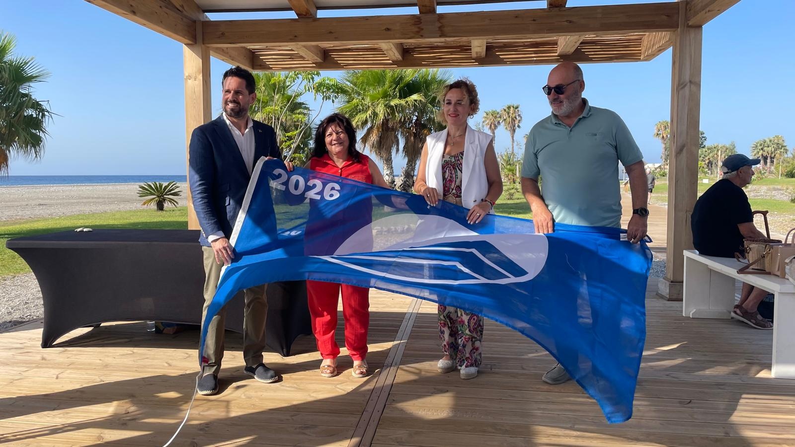 la-playa-de-la-guardia-renueva-su-bandera-azul-y-consolida-su-excelencia-ambiental-y-turistica