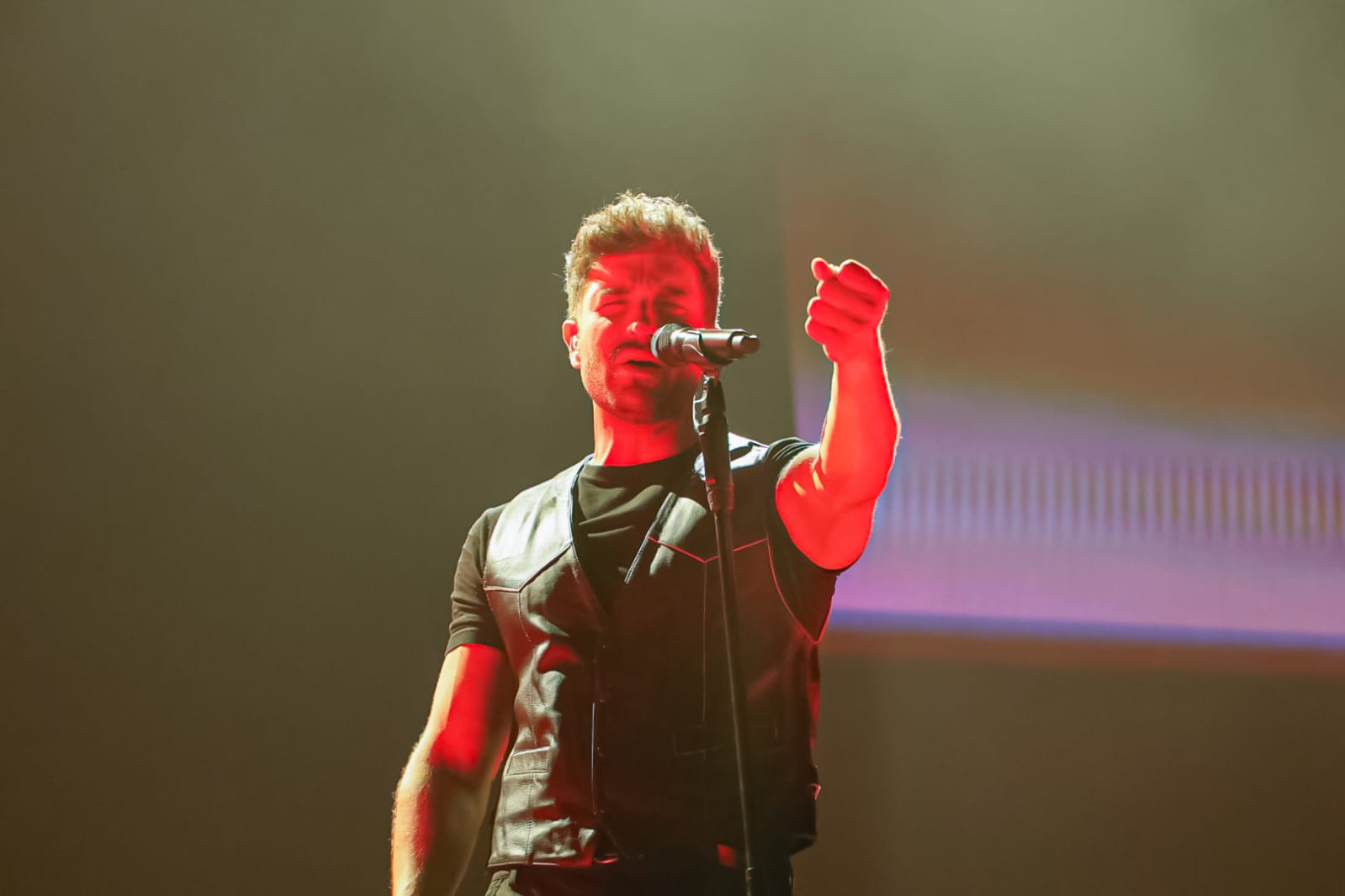 pablo-alboran-desata-la-locura-en-granada-y-cuelga-el-cartel-de-no-hay-billetes