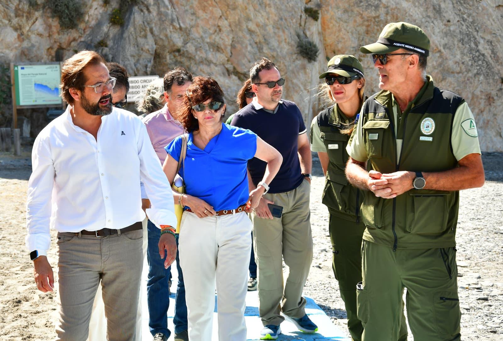 almunecar-mas-de-11-000-coches-evitados-la-junta-refuerza-la-proteccion-de-la-playa-de-cantarrijan-con-su-lanzadera-estival