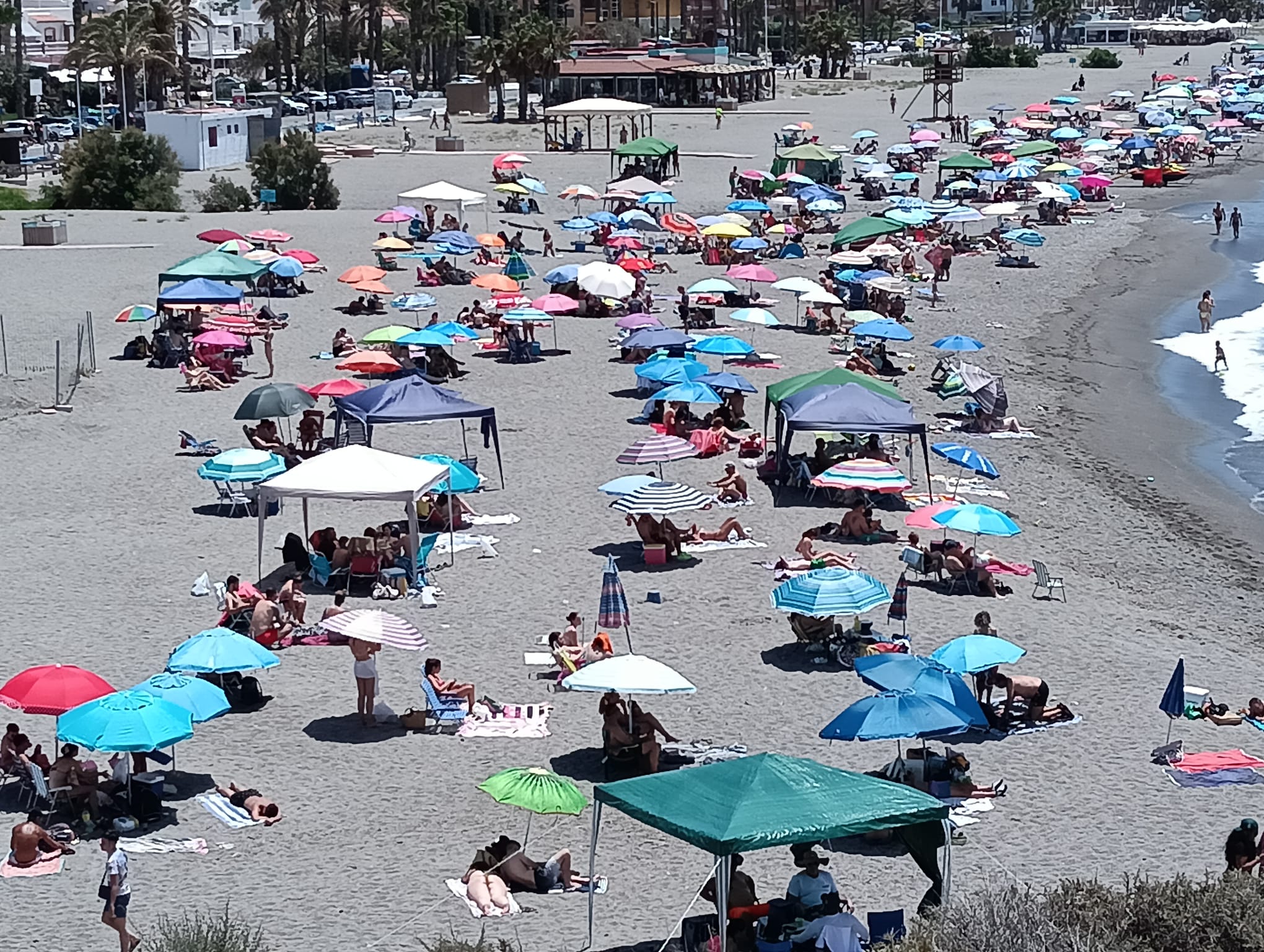 el-ayuntamiento-de-salobrena-se-suma-un-verano-mas-al-movimiento-banderas-verdes-de-ecovidrio