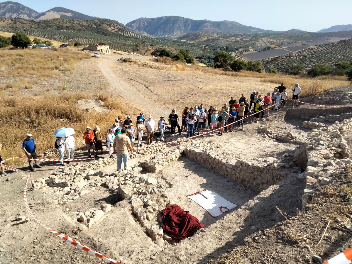 pinos-puente-mas-de-50-personas-descubren-la-antigua-ciudad-de-ilurco-en-una-visita-al-yacimiento-del-cerro-de-los-infantes