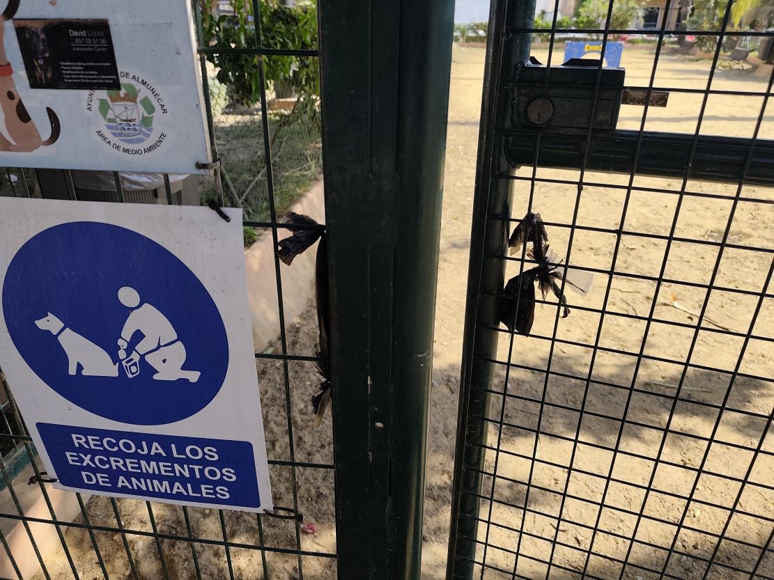 iu-almunecar-vecinos-y-propietarios-de-mascotas-reclaman-mejoras-en-los-parques-caninos