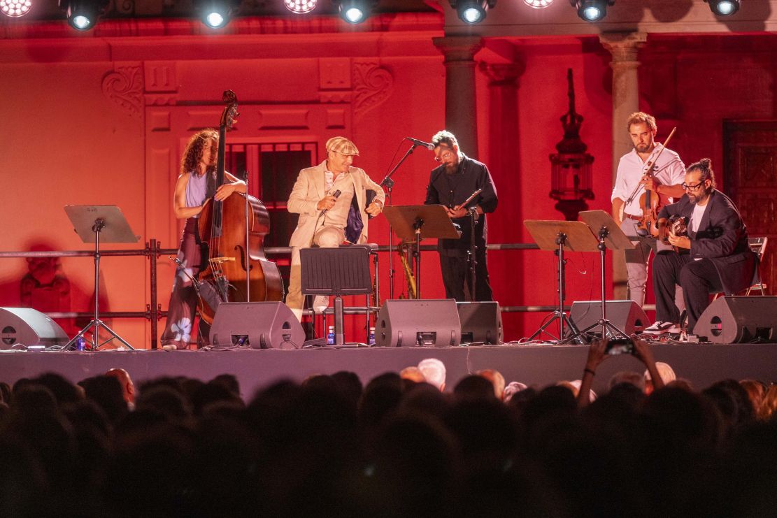 zenet-lleva-las-manos-y-la-voz-al-corazon-de-granada-en-una-noche-de-cercania-y-emocion