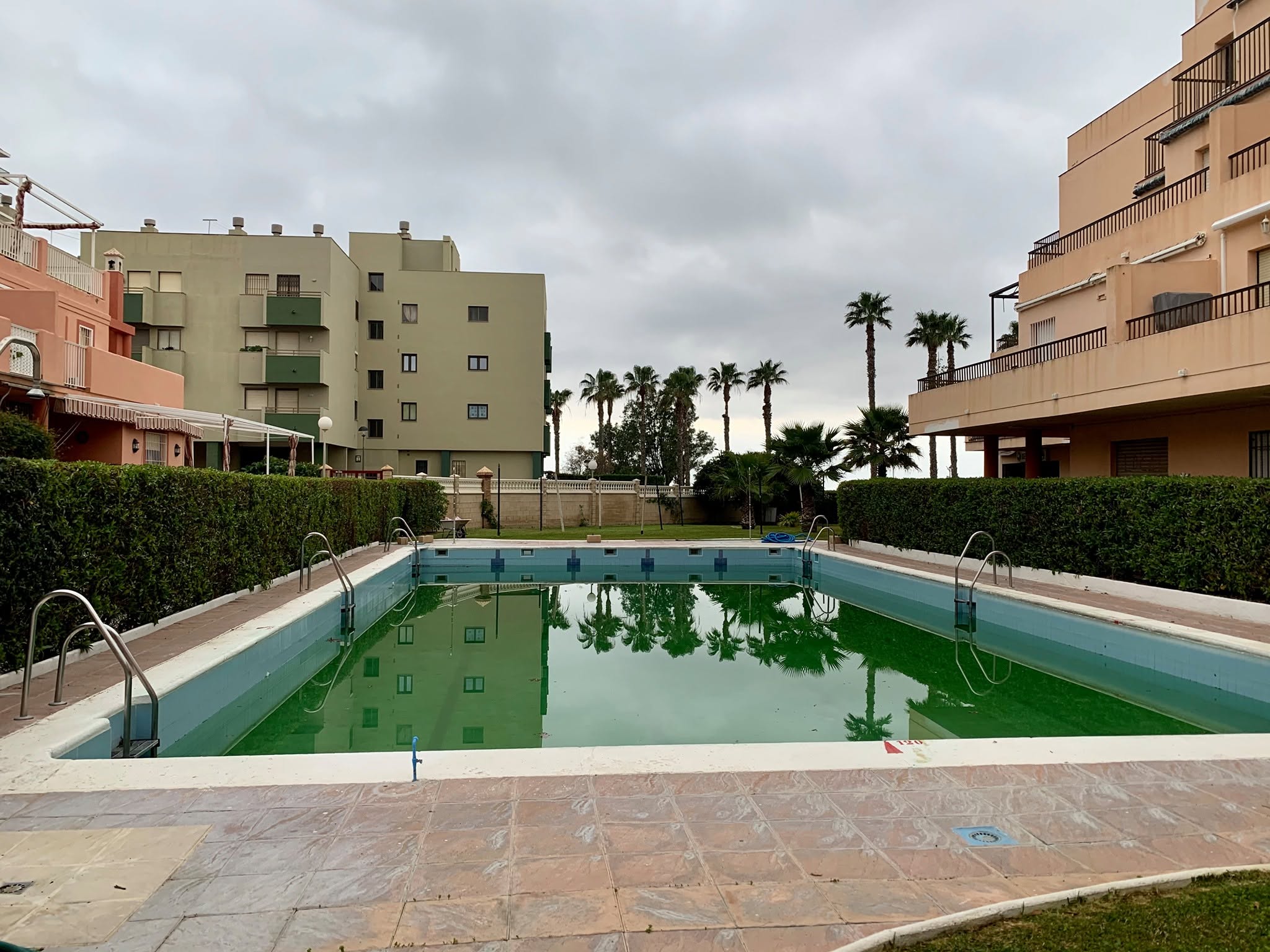 salobrena-un-hombre-de-82-anos-fallece-ahogado-en-la-piscina-de-una-urbanizacion-de-la-villa