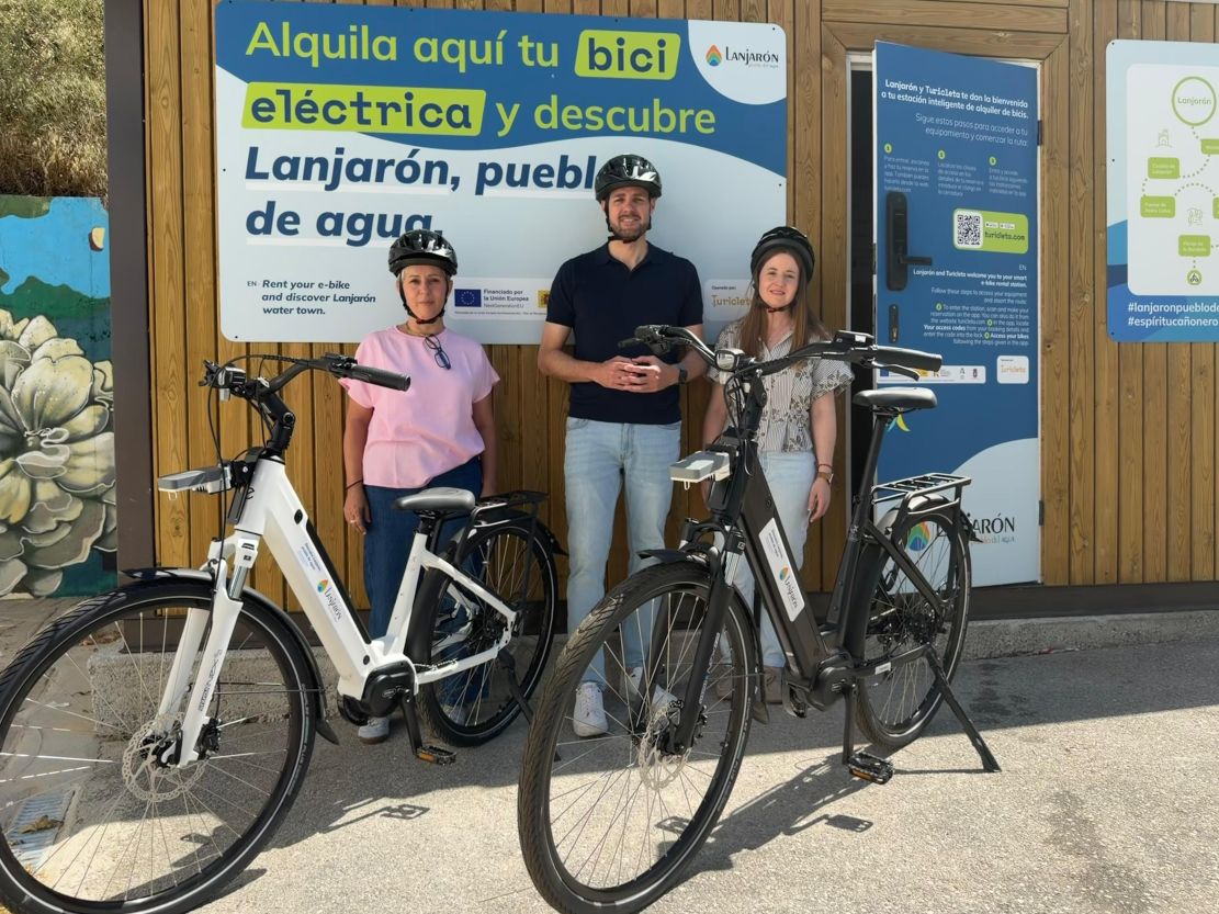 lanjaron-incorpora-una-flota-de-siete-bicicletas-electricas-de-alquiler-para-impulsar-la-movilidad-sostenible-y-el-turismo-activo