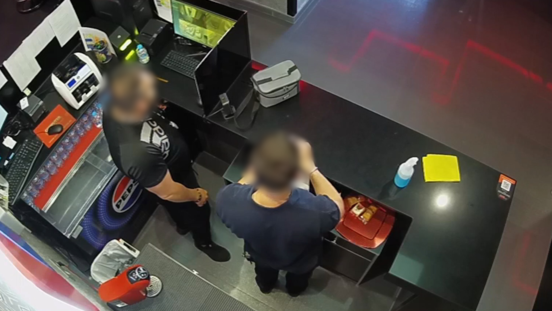 atraco-de-pelicula-en-pinos-puente-granada-asaltan-un-salon-de-juegos-se-llevan-73-000-euros-y-cae-uno-de-los-autores