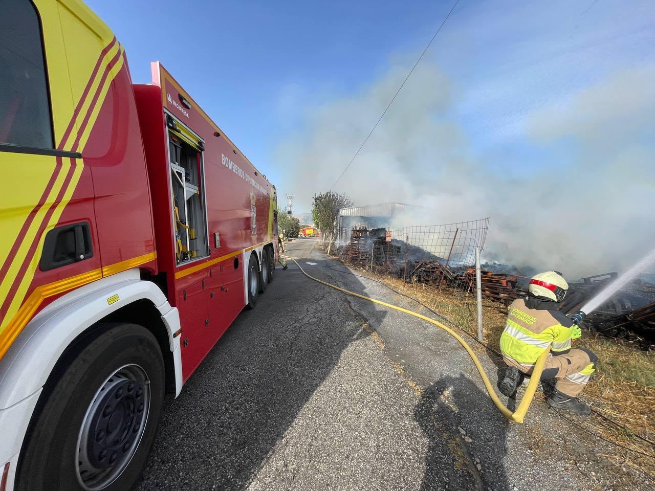 granada-un-espectacular-incendio-en-una-nave-de-pales-siembra-la-alarma-en-el-poligono-juncaril