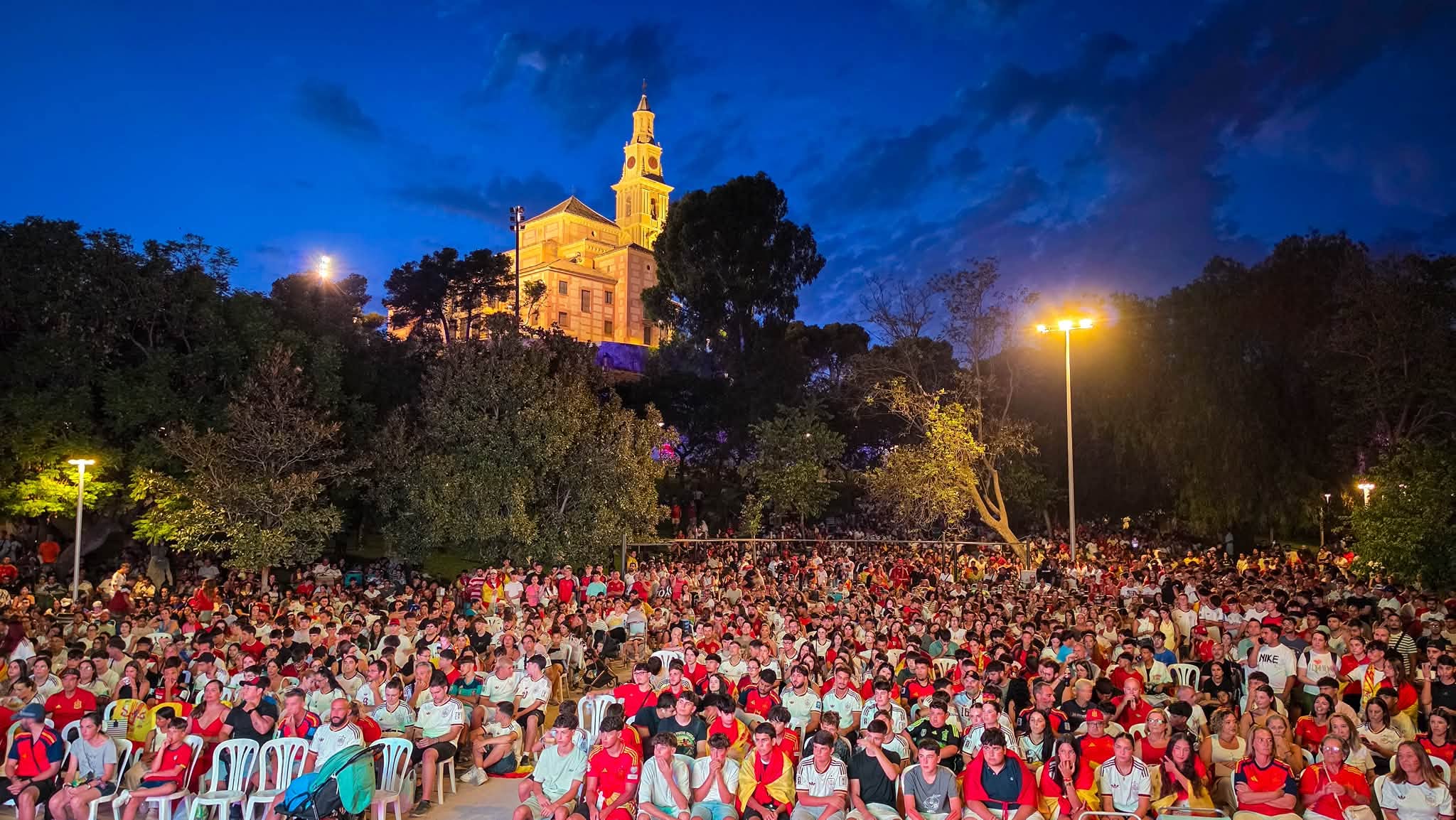 motril-ya-juega-la-final-pantalla-gigante-y-una-ciudad-entregada-a-espana