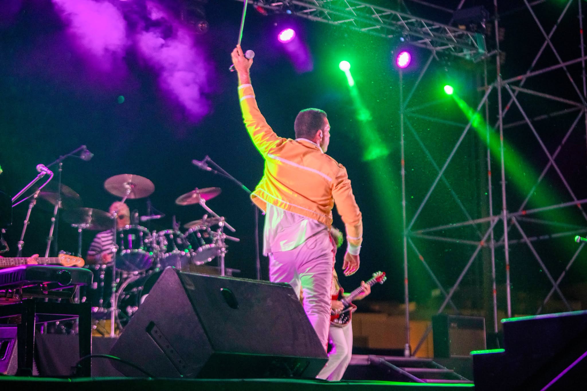 motril-onda-beach-irrumpe-con-exito-en-calahonda-y-revive-la-magia-de-queen