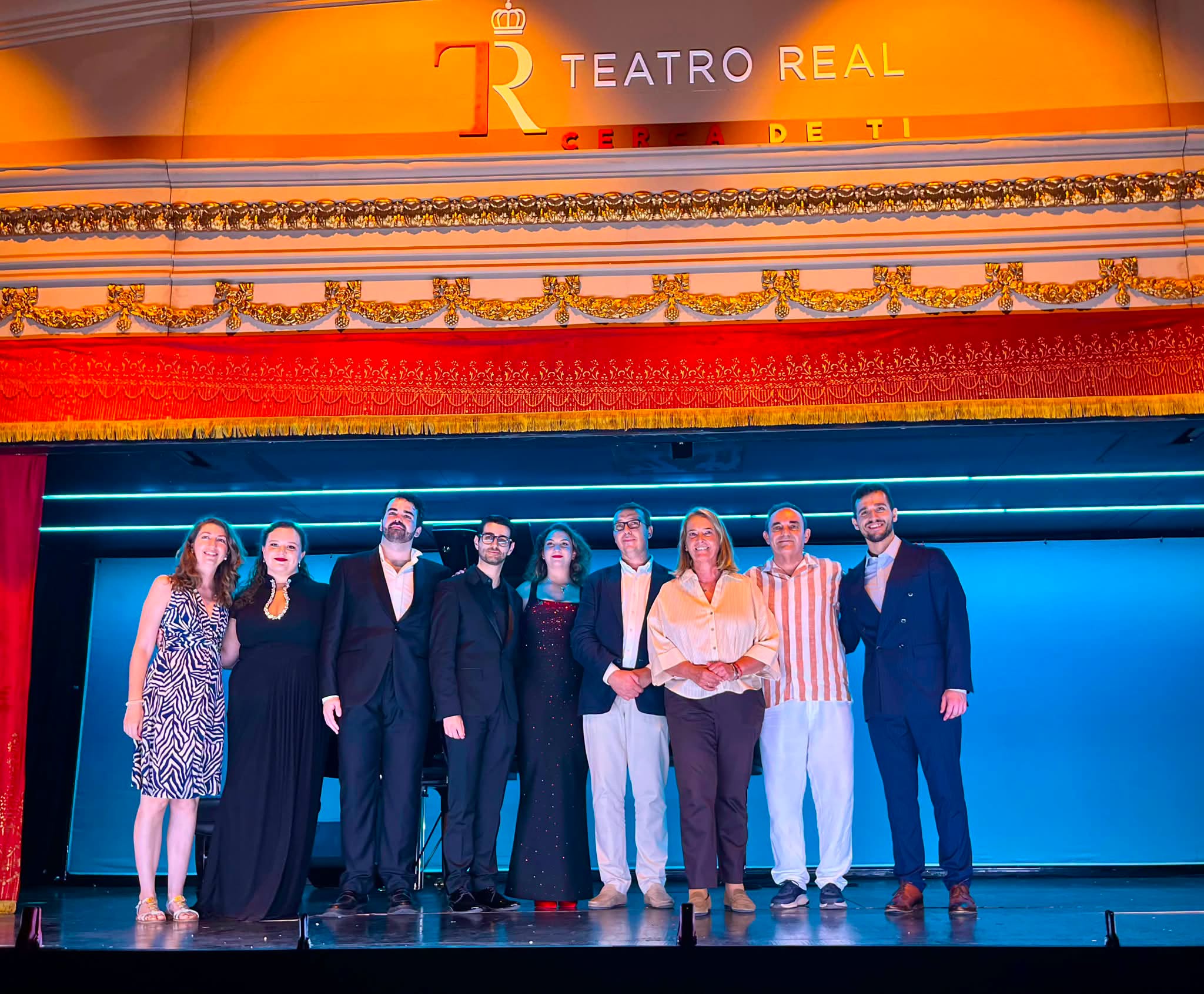 motril-cientos-de-personas-disfrutan-en-motril-de-la-magia-de-la-opera-con-la-carroza-del-teatro-real