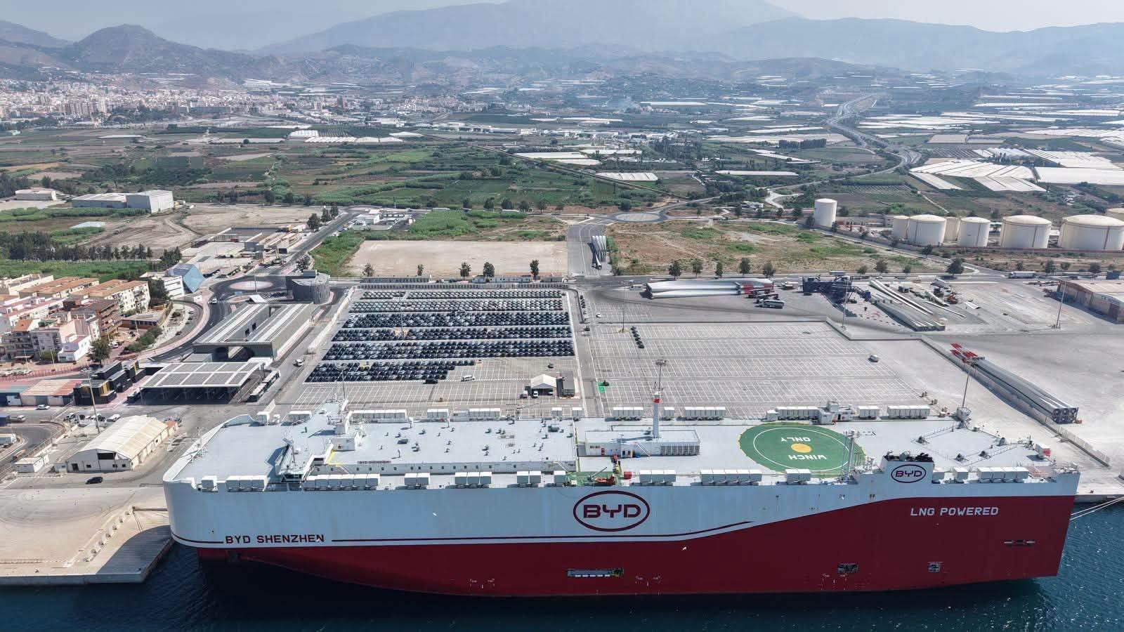 motril-el-mayor-portavehiculos-del-mundo-hace-escala-en-motril-para-descargar-2-000-coches-de-byd