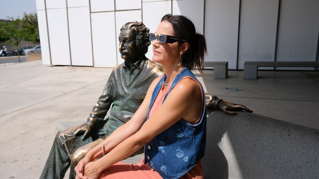 granada-el-parque-de-las-ciencias-prepara-al-publico-para-el-gran-eclipse-solar-con-el-regalo-de-gafas-de-observacion-segura