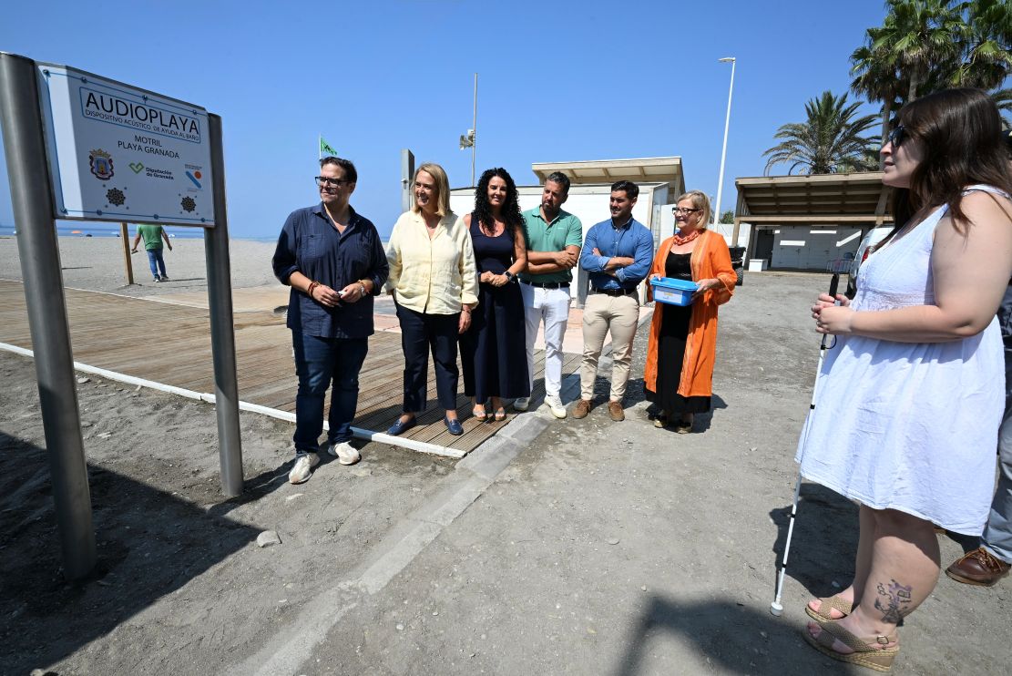 las-playas-de-motril-y-salobrena-incorporan-un-innovador-sistema-de-bano-accesible-para-personas-con-discapacidad-visual
