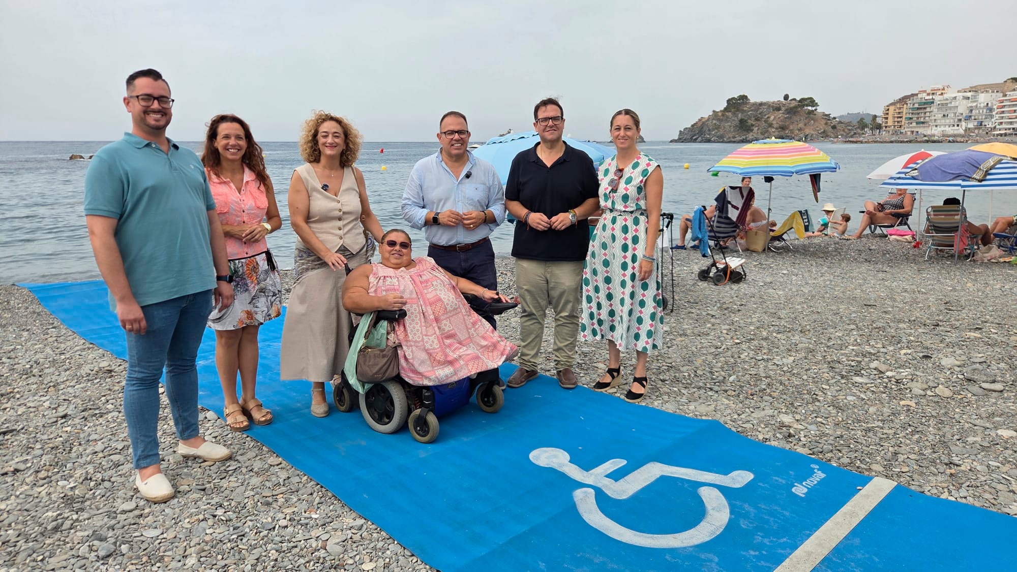 almunecar-refuerza-la-accesibilidad-de-sus-playas-con-nuevas-pasarelas-y-servicio-de-bano-asistido