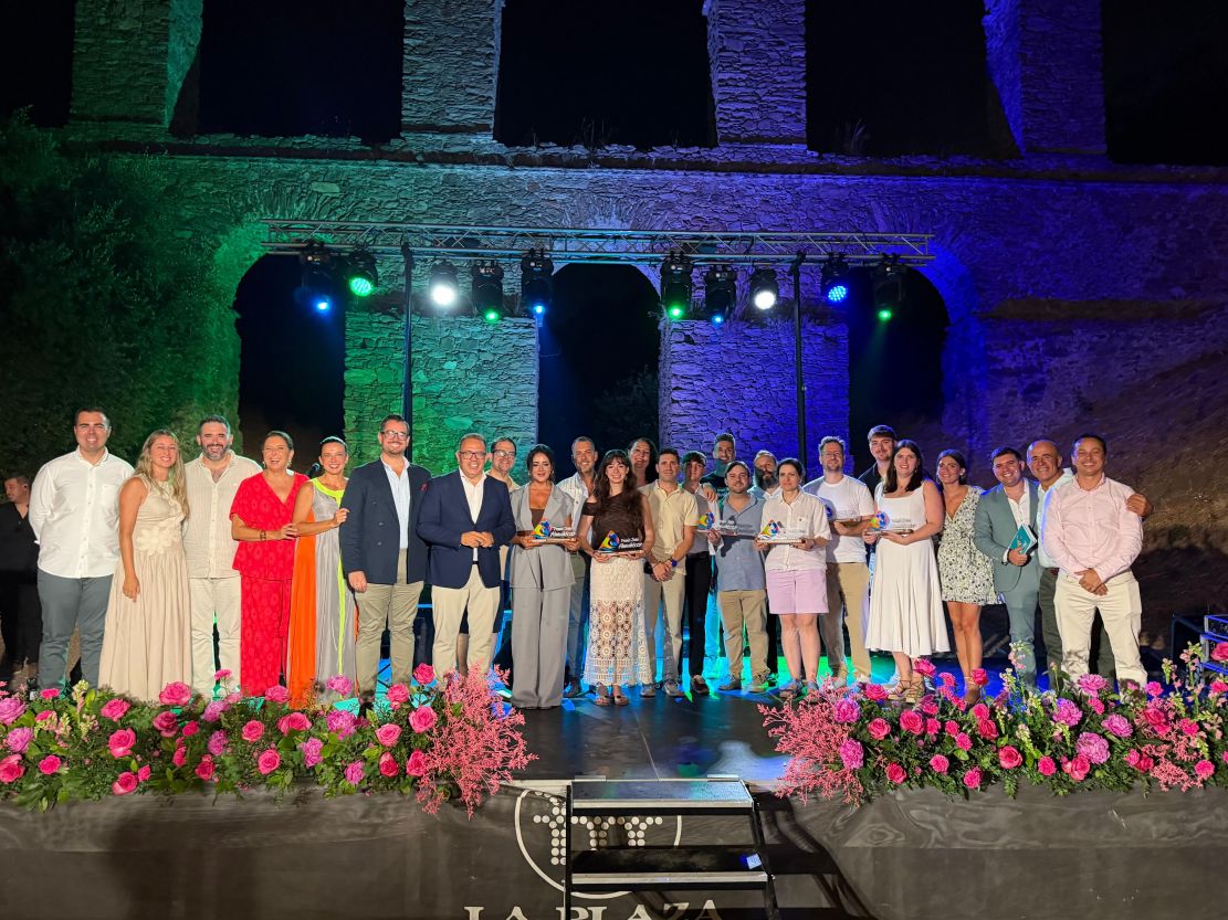 almunecar-homenajea-a-jovenes-asociaciones-y-empresas-en-los-premios-joven-2026