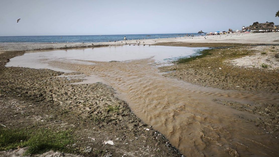 la-asociacion-verde-seco-jate-denuncia-el-vertido-al-mar-de-agua-del-acuifero-de-almunecar-por-las-obras-de-viviendas-sociales