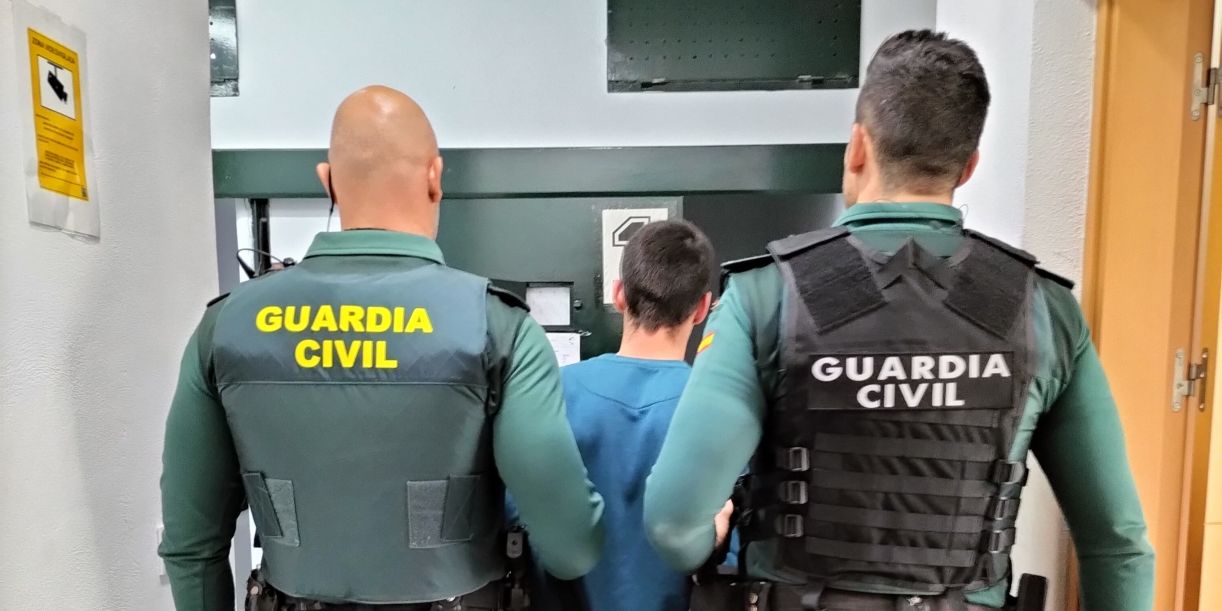 granada-se-disfrazaron-de-repartidores-para-entrar-en-una-casa-y-atracarla-a-punta-de-pistola