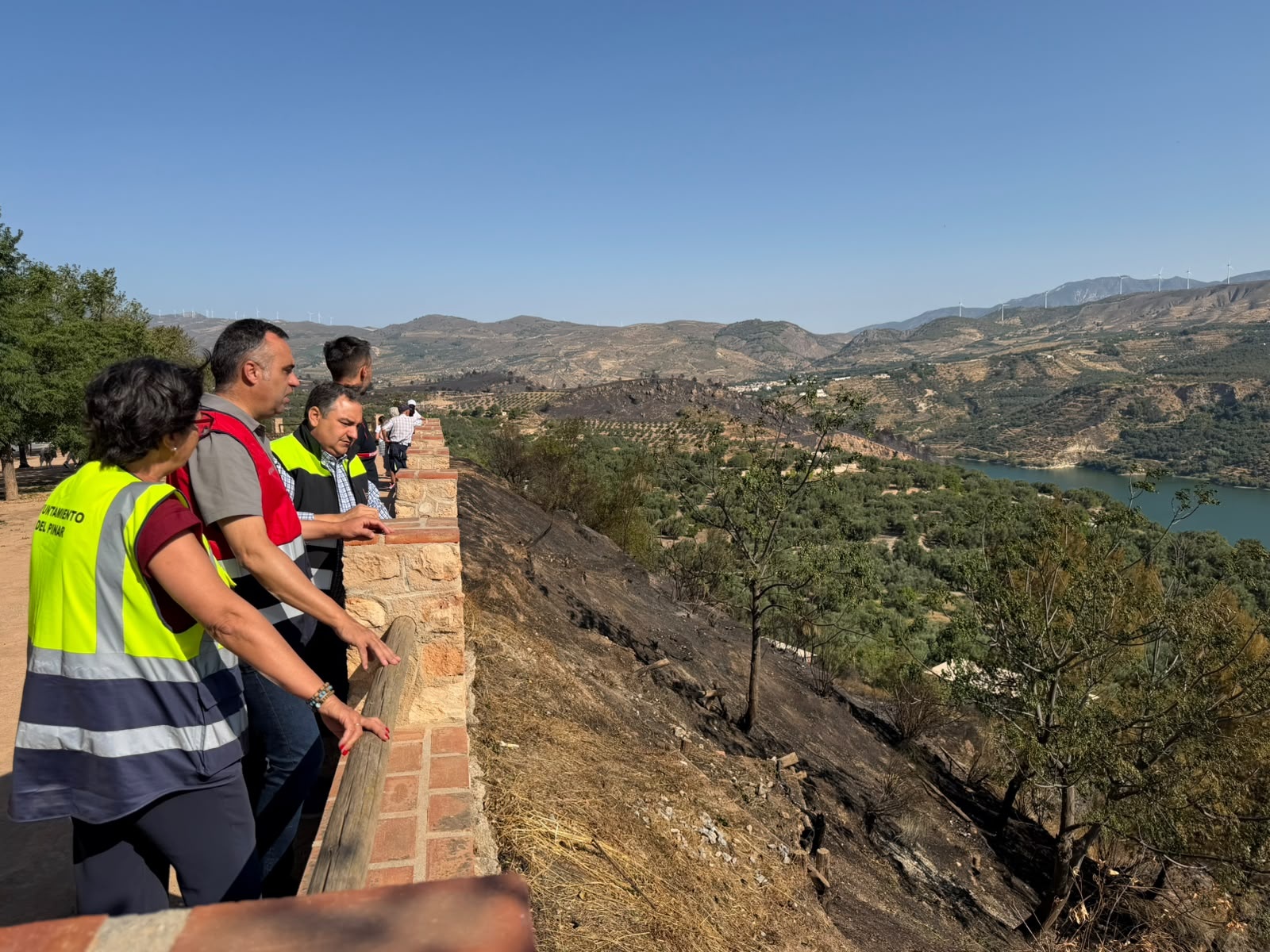 granada-la-diputacion-reforzara-la-red-de-hidrantes-de-pinos-del-valle-tras-el-incendio-del-entorno-de-beznar