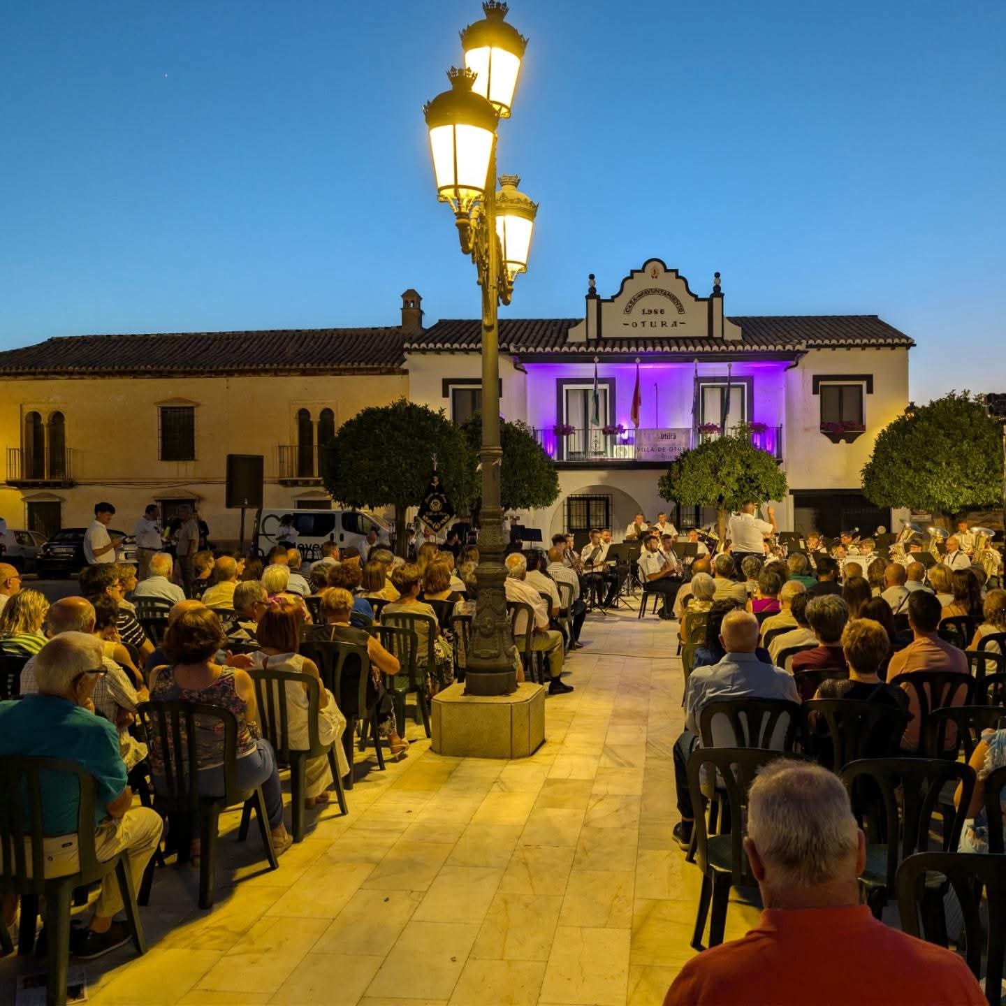 exito-de-publico-en-el-xxi-certamen-de-bandas-villa-de-otura-con-la-plaza-de-espana-abarrotada