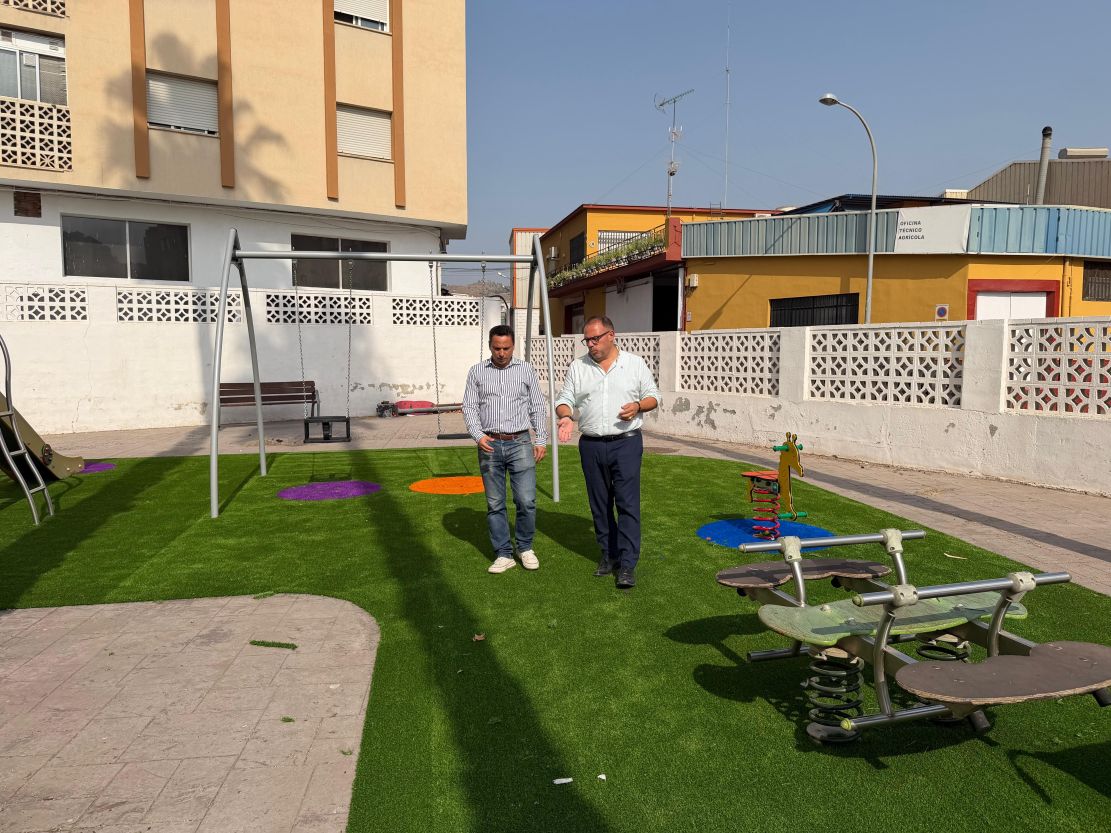 almunecar-moderniza-los-parques-de-la-paloma-las-maravillas-y-la-carrera-con-nuevos-juegos-y-cesped-artificial