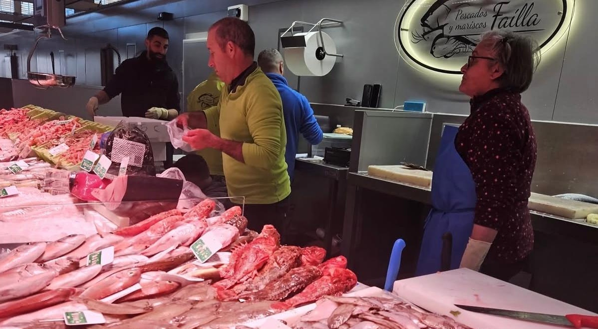 el-mercado-municipal-de-almunecar-acoge-este-sabado-el-ronqueo-en-directo-de-un-atun-rojo-de-mas-de-150-kilos