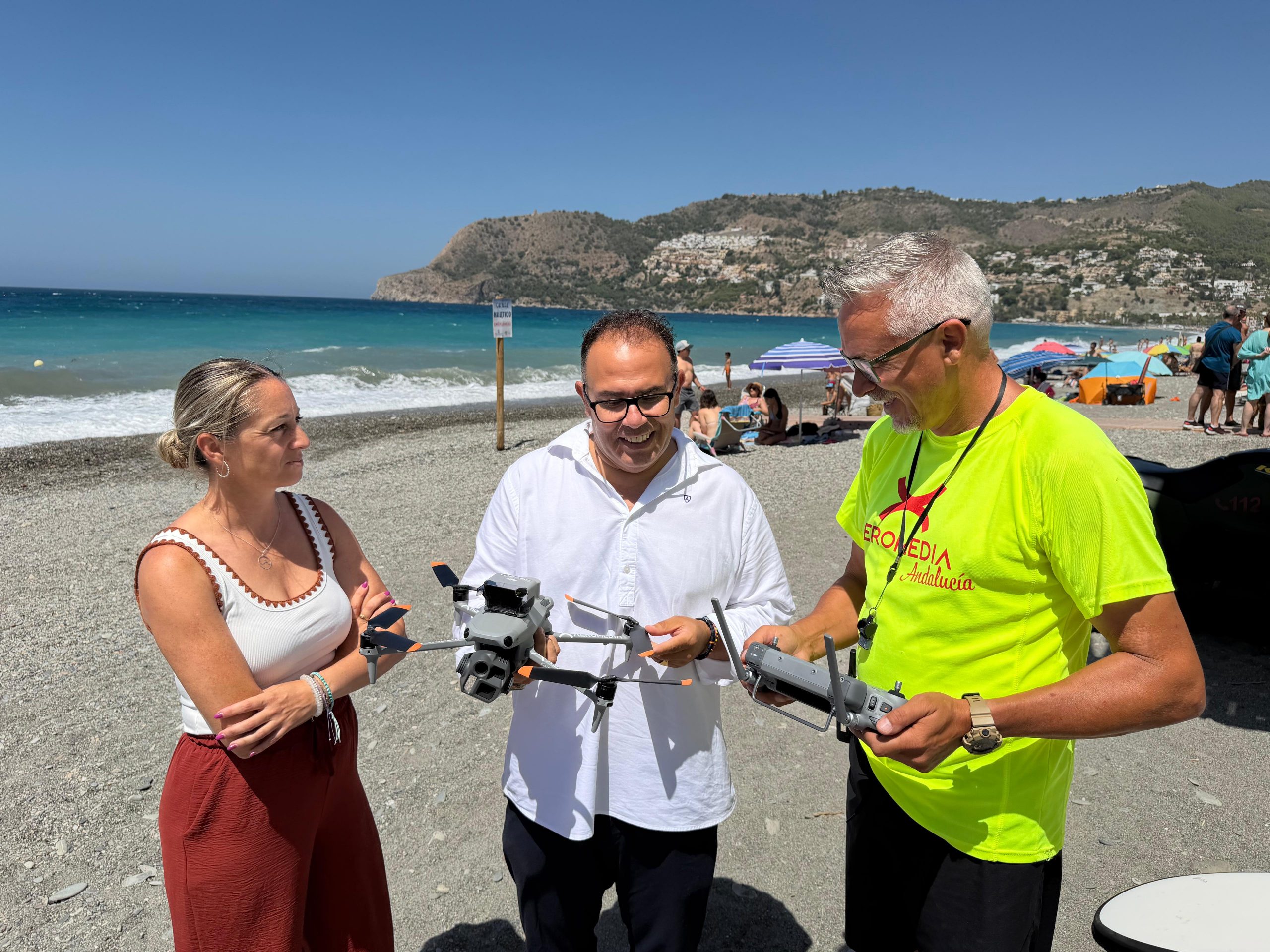 las-playas-de-almunecar-y-la-herradura-vuelven-a-contar-este-verano-con-un-servicio-de-aerovigilancia-con-dron-para-reforzar-la-seguridad-en-el-litoral