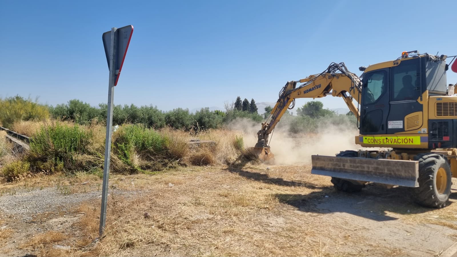 granada-la-diputacion-intensifica-la-limpieza-de-la-red-viaria-provincial-para-reducir-el-riesgo-de-incendios